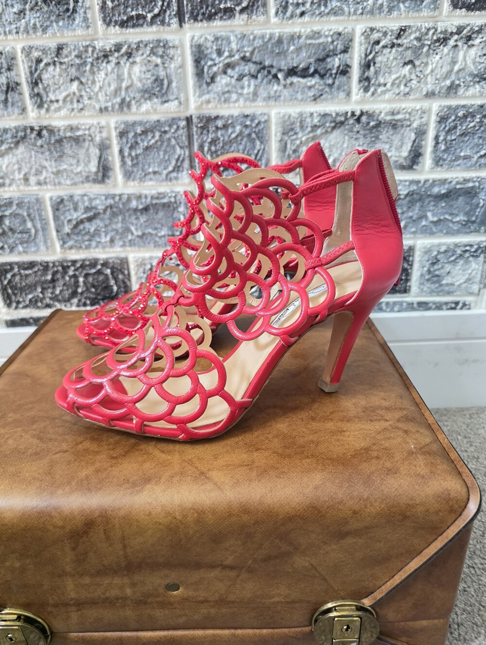 Oscar De La Rente Womem's Red Leathere Scallop Cutout High Heel Size 40